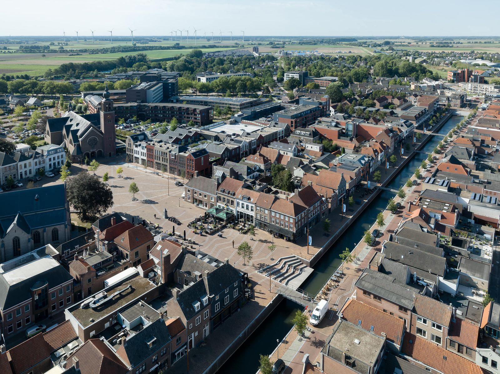 Zevenbergen drone foto van de haven en de markt